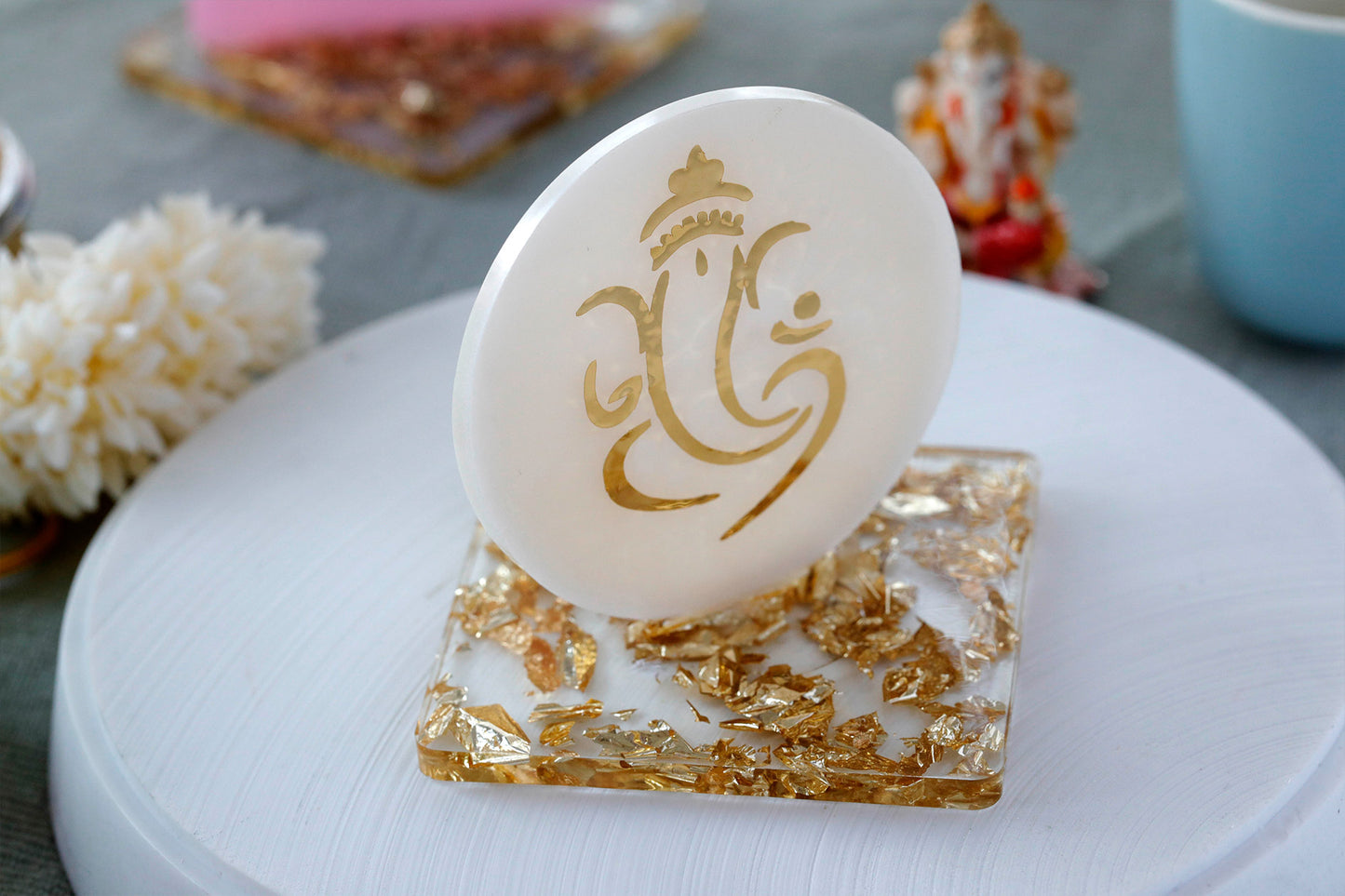 Resin God Ganesha round white & Gold