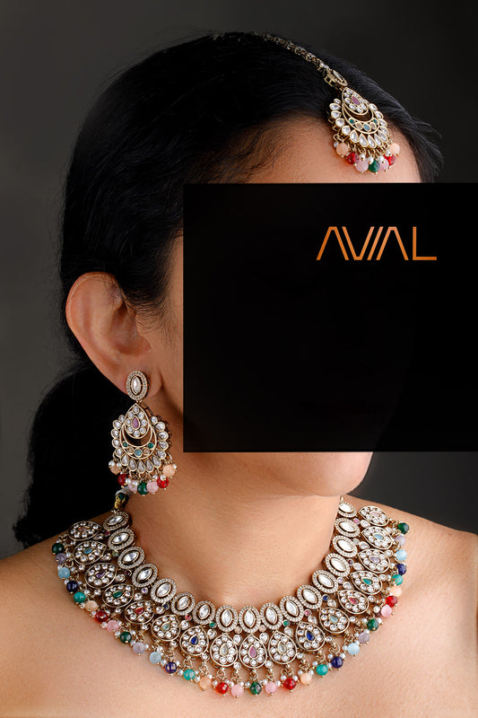 MulticolourKundanbridaljewelrysetwithchokernecklace_earrings_andtikka_AVIALUKfullset